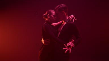 优雅的舞者摆姿势相机黑暗工作室优雅的跳舞夫妇持有手